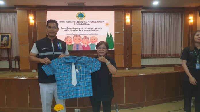 Мэр Сирачи раздает униформу 50 пожилым людям для второй группы программы школы для пожилых