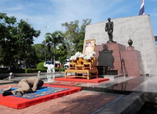 Beamte des Distrikts Banglamung zollen Ihrer Königlichen Hoheit Königin Sirikit, der Königinmutter, Tribut.
