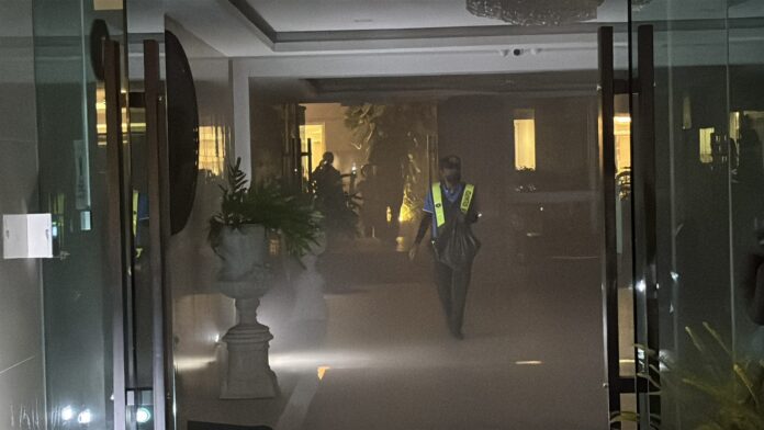 26-летняя женщина бежит за жизнь, когда огонь охватывает кондоминиум в Паттайе, более 50 жителей лечат от вдыхания дыма в хаотичной эвакуации