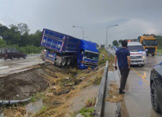 Un camión con remolque se estrella en Pattaya; dos personas resultan heridas. El conductor culpa a la carretera resbaladiza.