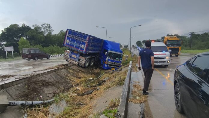 В Паттайе фура столкнулась, два человека пострадали, водитель обвиняет скользкую дорогу