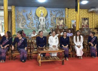 アムポン・ケオセン氏がワット・カオ・ブン・ミー・ダララムで功徳を積み、寺院の改修資金を調達する儀式を執り行う