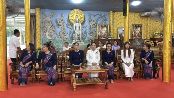 Ампорн Каэвсаэнг возглавляет церемонию заслуг в Ват Кхао Бун Ми Дарарам для сбора средств на ремонт зала храма