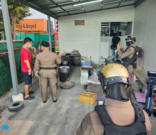 La desesperación económica lleva a un vendedor de calamares a asesinar a toda su familia (cuatro personas) y luego ahorcarse en Sri Racha.