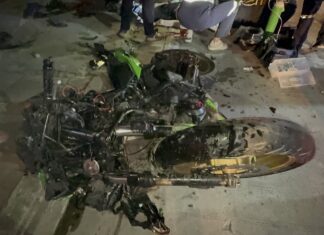 23-årig motorcyklist allvarligt skadad i krasch i Pattaya midnatt med U-svängande pickup
