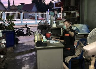 لصٌّ وقح يقتحم متجرًا مفتوحًا للنودلز في باتايا نهارًا، ويسرق 150,000 ألف بات من الأشياء الثمينة