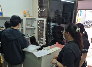 警察がパタヤの無認可診療所を捜索、偽医師とされる2人が車で逃走、診療所は主に外国人を治療