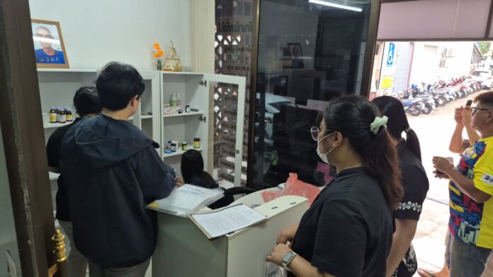 Полиция совершила рейд на нелегальную медицинскую клинику в Паттайе, двое предполагаемых фальшивых врачей сбежали на автомобилях, клиника в основном обслуживала иностранцев