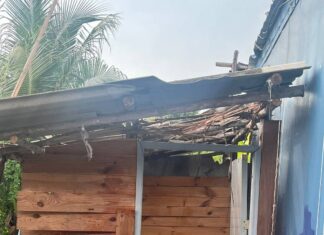 La foudre frappe un restaurant forestier de Pattaya : le toit des toilettes explose. Heureusement, personne ne se trouvait à l’intérieur.