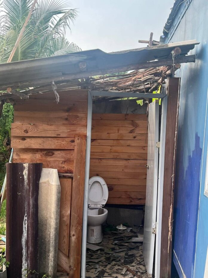 Молния ударила по ресторану Pattaya Forest, взорвав крышу туалета, к счастью, никого не было внутри