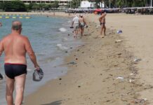 Tjänstemän i Pattaya skyndar sig att rensa bort monsunrelaterat skräp från stränder efter virala bilder som väckt oro
