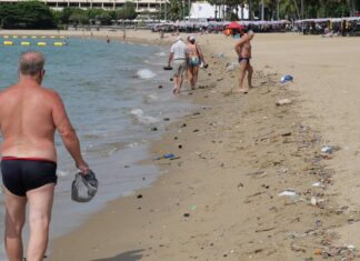 Tjänstemän i Pattaya skyndar sig att rensa bort monsunrelaterat skräp från stränder efter virala bilder som väckt oro