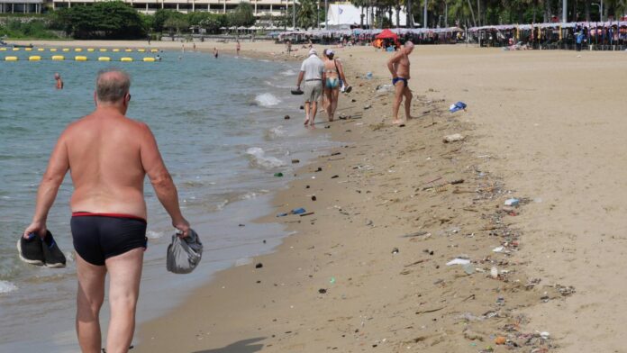 Чиновники Паттайи спешат убрать мусор после муссона с пляжей после того, как вирусные фотографии вызвали беспокойство
