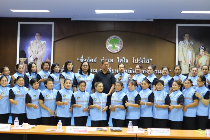 Комитет женщин Такхиан Тиа приветствует новых членов на ежемесячном собрании, продвигая инициативы сообщества