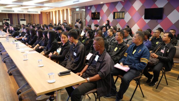 Офис района Пхра Накхон изучает лучшие практики борьбы с коррупцией в Паттайе