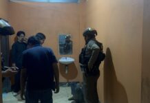 Hemlös kvinna ertappad med metamfetaminanvändning i toalett i tempel i Pattaya, tips leder till gripande vid midnatt