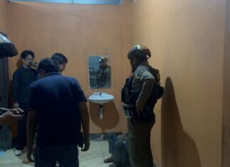 امرأة مشردة تُقبض عليها وهي تتعاطى الميثامفيتامين في حمام معبد باتايا، وإكرامية تُؤدي إلى اعتقالها في منتصف الليل