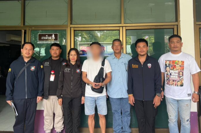 Туристическая полиция арестовала китайца, выдававшего себя за гида с поддельным удостоверением, в Паттайе, просрочившего визу почти на 3 года