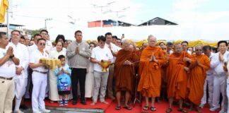 Buddhalaiset harrastajat osallistuvat seremoniaan valaakseen kunnioitetun munkin kuvan Pattayan sairaalassa siunaukseksi