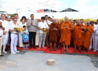 Boeddhistische toegewijden nemen deel aan ceremonie om gelijkenis van vereerde monnik te maken in Pattaya-ziekenhuis voor gunstige zegeningen