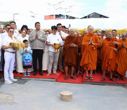 仏教徒たちがパタヤ病院で縁起の良い祝福を祈願し、尊い僧侶の肖像を鋳造する儀式に参加