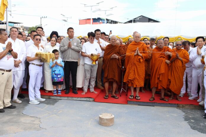 Буддийские паломники присоединяются к церемонии отливки статуи почитаемого монаха в больнице Паттайя для получения благословений
