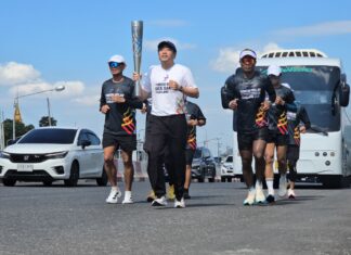 Le relais de la flamme de Chonburi donne le coup d'envoi des 33èmes Jeux d'Asie du Sud-Est : les chefs de district et les responsables locaux se joignent à cette course historique.
