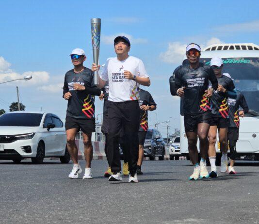 第33回東南アジア競技大会のチョンブリ聖火リレーがスタート。地区長や地元リーダーらが参加し、歴史的な走りを披露