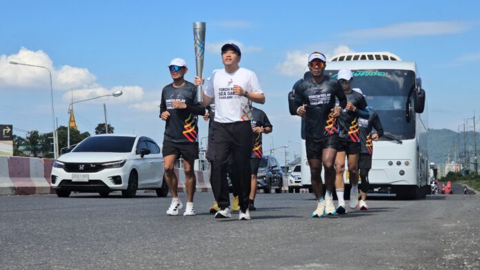 Эстафета с факелом в Чонбури начинается для 33-х Игр Юго-Восточной Азии, когда руководители районов и местные лидеры присоединяются к историческому забегу