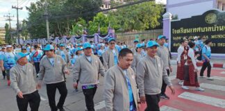 Dara Samutin koulu Srirachassa järjestää rakkaudenkävelyn kuningataräidille kunnioittaakseen hänen kuninkaallista majesteettiaan