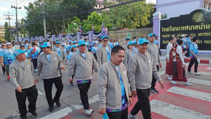 Школа Dara Samut в Sriracha проводит Прогулку любви к Королеве-матери в честь Её Королевского Величества