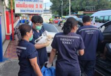 Kvinna föder flicka i pickup vid vägkanten i Chonburi, lokalbefolkningen tar av sig registreringsskyltarna för lotteritur