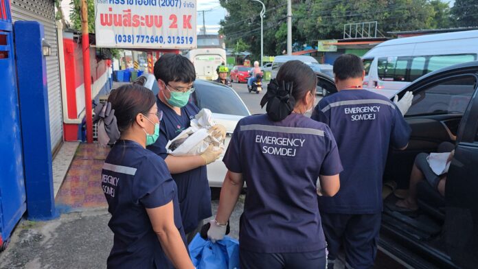 Женщина родила девочку в пикапе на обочине в Чонбури, местные фотографировали номера для удачи в лотерее