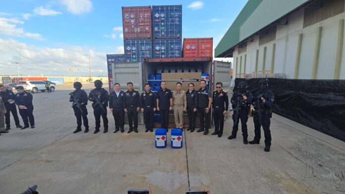 Тайские власти конфисковали 22 тонны подозреваемого химического вещества для производства наркотиков в порту Лаэм Чабанг