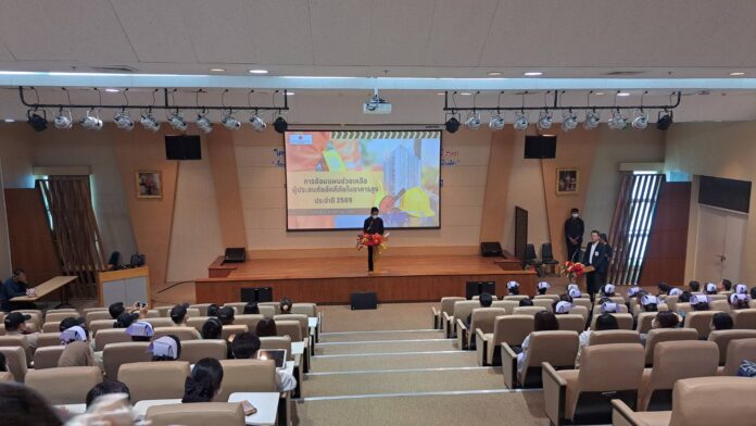 Больница Sriracha проводит учения и тренировочную программу по эвакуации при пожаре в высотном здании