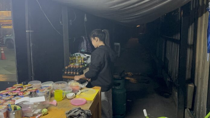 Продавец омлетов в Паттайе опустошен после того, как хорошо одетый вор на дорогой машине украл два газовых баллона