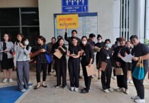 シラチャのソムデック・プラ・ボロマラチャテウィ病院が高層ビル火災避難訓練を実施