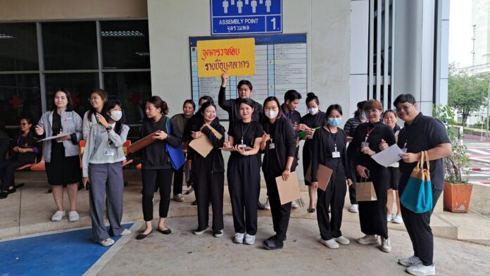 Больница Сомдеч Пра Бороммаратчатхеви в Срираче проводит учения по эвакуации при пожаре в высотном здании