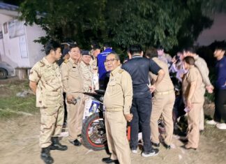 チョンブリ当局、薬物密売人立入禁止検問所で不審なバイク運転手からメタンフェタミンと氷を押収