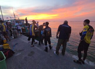 Duikers bergen in slechts 10 minuten een in zee gegooide iPhone op bij Koh Sichang