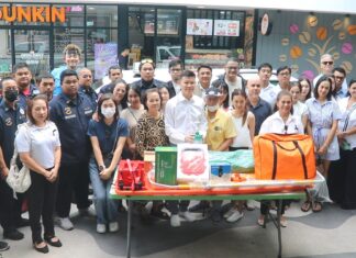 السياسي من باتايا، نونغ وورابوت فونغفالي، يحتفل بعيد ميلاده بالتبرع بمعدات طبية كبيرة وإقامة وليمة لأبطال الرعاية الصحية