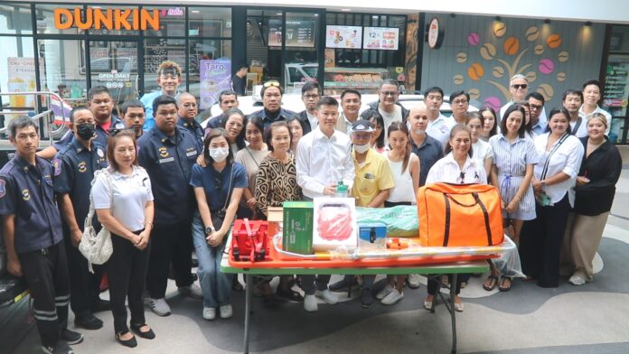 Политик из Паттайи Нонг Ворапот Пхонгпали отмечает день рождения крупным пожертвованием медицинского оборудования и пиршеством для героев здравоохранения