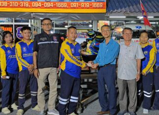 Команда тайских спасателей из Шрирача спешит на помощь пострадавшему от наводнения Хатъяю на лодках и гидроциклах