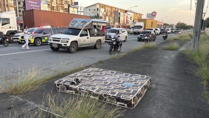 21-летний мужчина получил травмы после падения с кузова пикапа в Паттайе во время транспортировки матраса