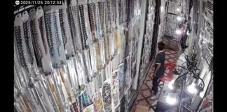 パタヤのギフトショップで客を装い店員の携帯電話を盗む犯人