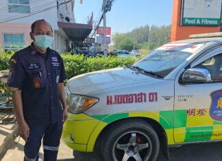 Motorsyklist kutter av ambulanse som haster til ulykkesstedet i Sri Racha, og forårsaker nesten en ny ulykke