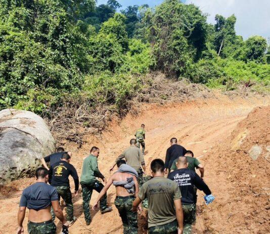 Thailändsk soldat förlorar del av benet i landminexplosion nära gränsen till Kambodja, vilket leder till att fredsåtgärder avbryts och frigivningen av 18 kambodjanska soldater försenas.