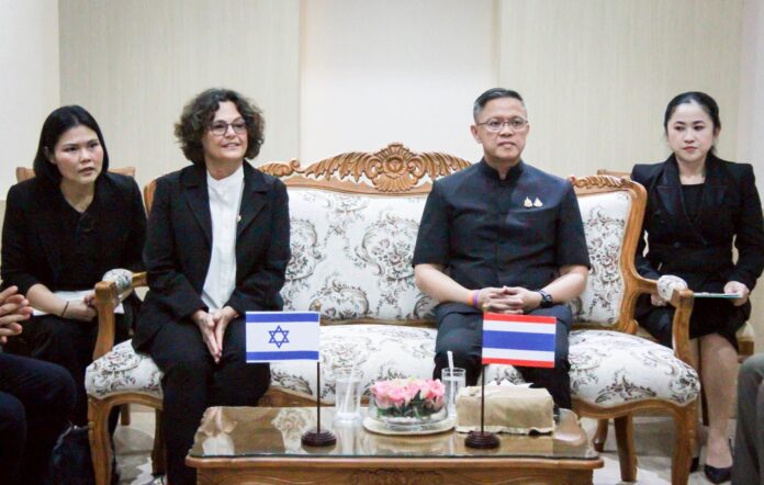 Тайские чиновники обсуждают напряженность с израильскими туристами на встрече в Сурат Тхани