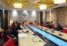 Pattayas biträdande borgmästare leder administrativt möte och beordrar strängare verkställighet av strand- och stadsföreskrifter