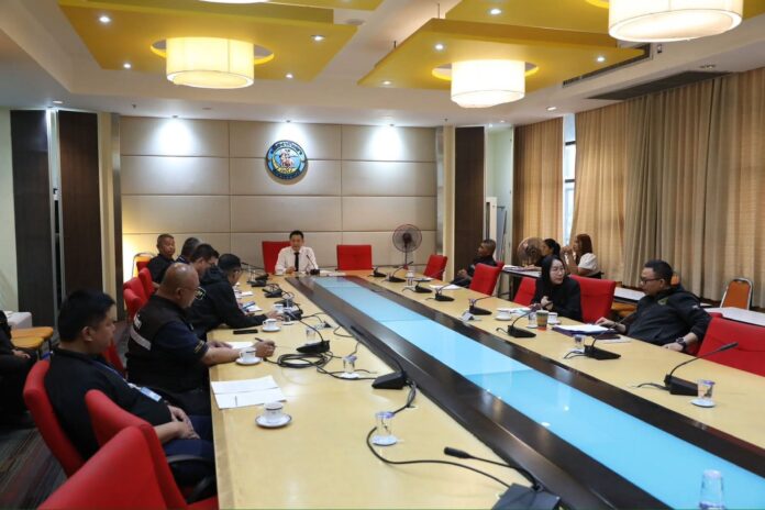 Заместитель мэра Паттайи председательствует на административном собрании, приказывает усилить контроль за порядком на пляжах и в городе